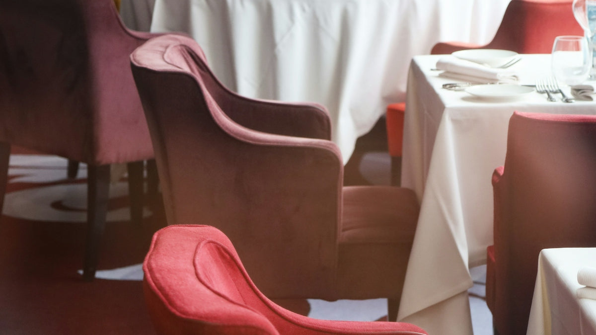 a dining room filled with lots of tables and chairs